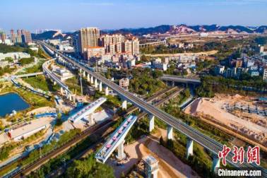 國內(nèi)首條中低速磁浮旅游專線跨京廣鐵路連續(xù)梁實(shí)現(xiàn)轉(zhuǎn)體對接 